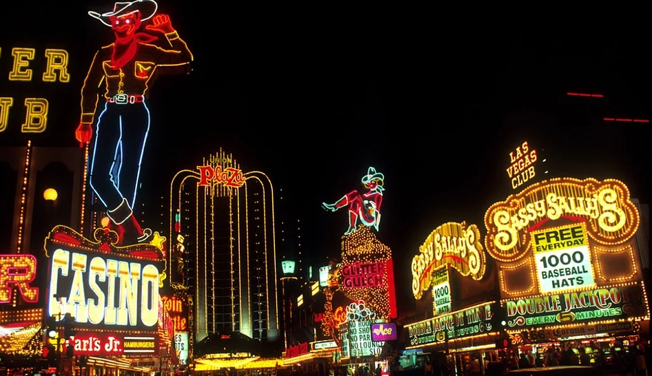 La famosa mongolfiera di Parigi sulla Strip, Las Vegas Blvd., al